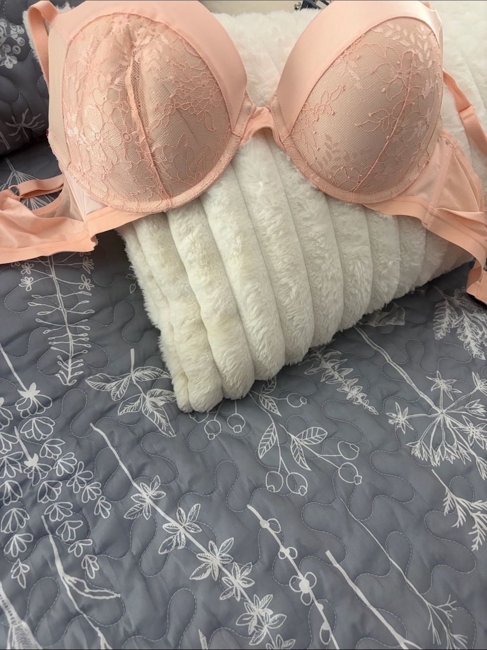 Victoria's Secret Peach Lace Push-Up Bra